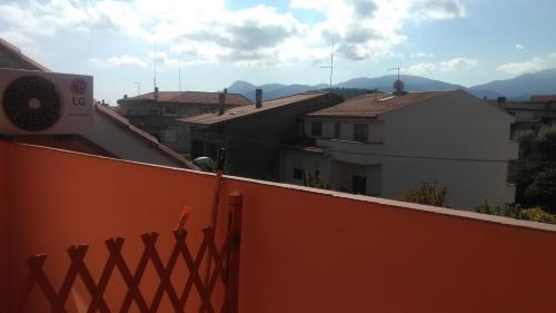 uma vista para uma varanda de uma casa com um telhado em L'abete em Guspini