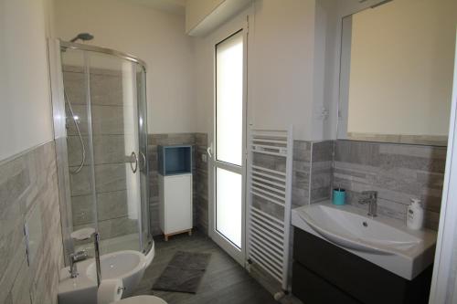 フィレンツェにあるAppartamento zona Torregalli_Nuvola Violaのバスルーム(シンク、シャワー、トイレ付)