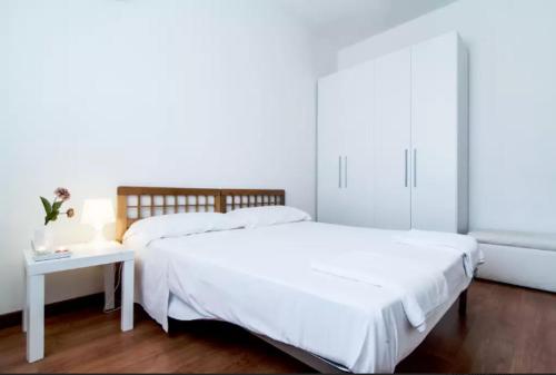 シラクーサにあるCasa Vacanze Parco Archeologicoのベッドルーム1室(ベッド2台、ランプ付きテーブル付)