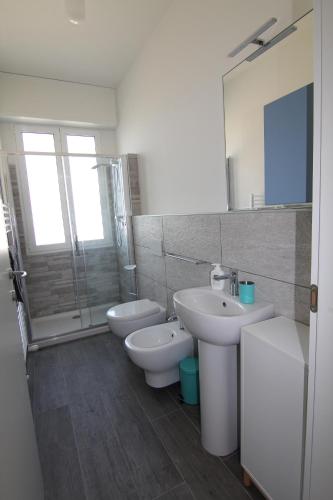 フィレンツェにあるAppartamento Zona Torregalli_Nuvola Rossaのバスルーム(洗面台、トイレ、シャワー付)