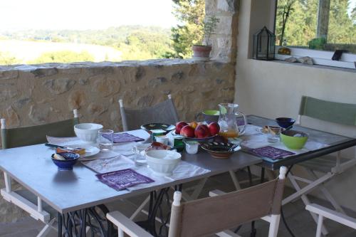a table with bowls of fruit on top of it at Les Vergers de la Bouligaire Gîtes in Mirmande