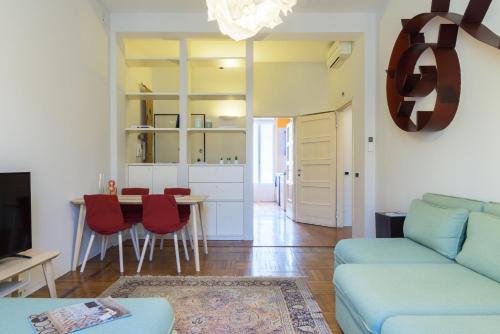 ミラノにあるMarsala Flexyrent apartmentのリビングルーム(ソファ、テーブル付)
