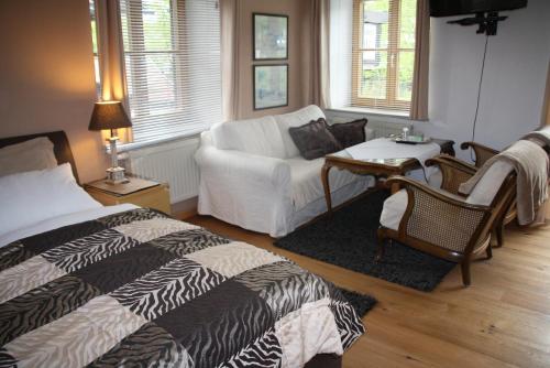 ein Wohnzimmer mit einem Bett und einem Sofa in der Unterkunft Gästehaus Nicole in Garmisch-Partenkirchen