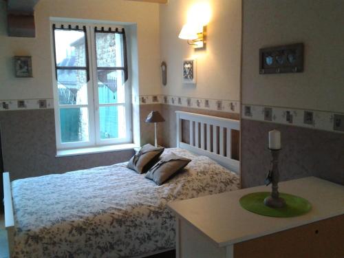 オンフルールにあるA la Terrasse coeur Honfleurのベッドルーム(ベッド1台、窓付)