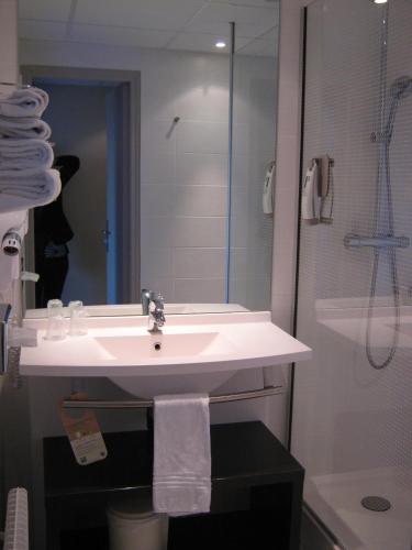 a bathroom with a sink and a shower at ibis Styles Saint Dizier in Saint-Dizier