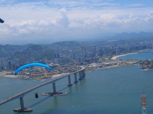 una vista aérea de un puente sobre un cuerpo de agua en Flat praia Vila Velha ES, en Vila Velha