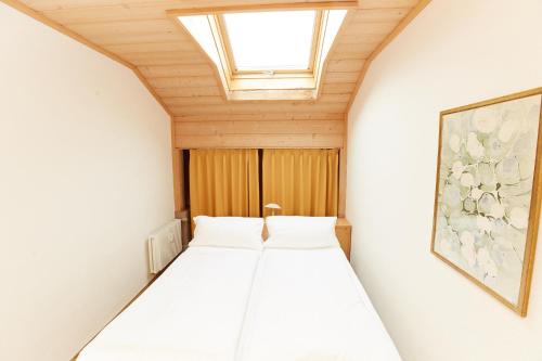 オーベルストドルフにあるFerienwohnung Wiedemannの天窓付きの部屋にベッド2台が備わるベッドルーム1室