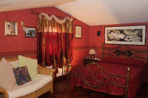 Кровать или кровати в номере Paoline's suite in villa