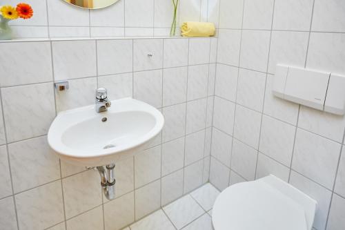 オーベルストドルフにあるFerienwohnung M. Schmidtの白いバスルーム(洗面台、トイレ付)