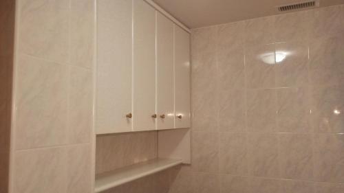 a bathroom with a shower with white tiles at Apartamento junto al Duero en la Sierra de Urbión in Molinos de Duero