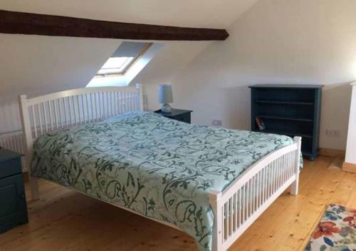 ウェックスフォードにあるFaythe Holiday Home Wexford Townのベッドルーム(白いベッド、緑の毛布付)