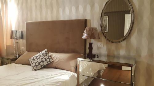 un soggiorno con divano e specchio di Batu Ferringhi Seaview Apartment a Batu Ferringhi