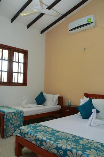 Llit o llits en una habitació de Suramya Villa