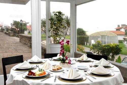 una mesa con platos de comida en la parte superior de un balcón en Grand Hotel Santa Teresita en Mar del Plata