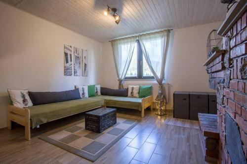 ein Wohnzimmer mit einem Sofa und einem Kamin in der Unterkunft Pod horou in Štiavnické Bane