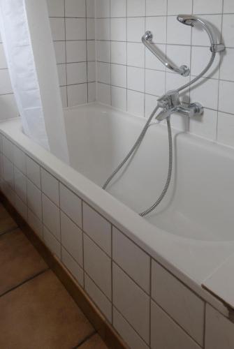 Bilik mandi di Hotel Restaurant La Ferme de Grambais
