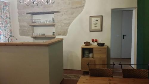 - une cuisine avec un comptoir et des chaises dans la chambre dans l'établissement Casa Tartufo, à Sassoferrato