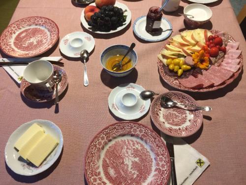 uma mesa com pratos de comida em cima em Gästehaus Schmid em Sankt Johann im Saggautal