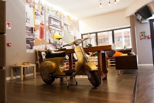 een gele scooter geparkeerd in een woonkamer bij Hostel Trastevere in Rome