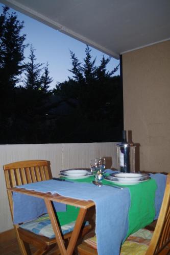 a table with a green table cloth on it at MaMaViHouse in Rome