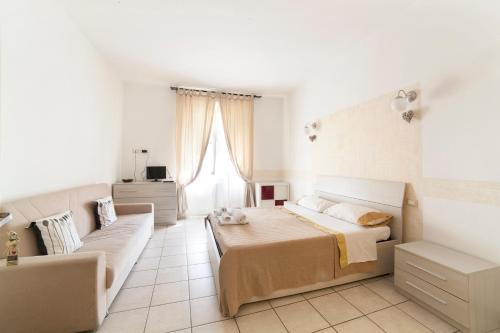 フィレンツェにあるAffittacamere San Jacopinoのベッドルーム(ベッド1台、ソファ付)