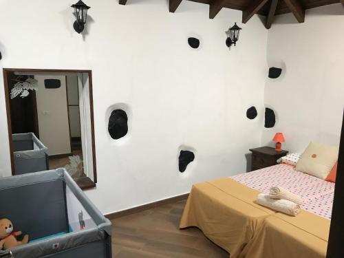 La Victoria de AcentejoにあるCasa Los Mansinoのベッドルーム1室(ベッド1台、壁掛け鏡付)