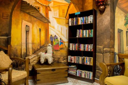 un perro sentado en un cofre en un estante de libros en Las Brisas, en La Paz