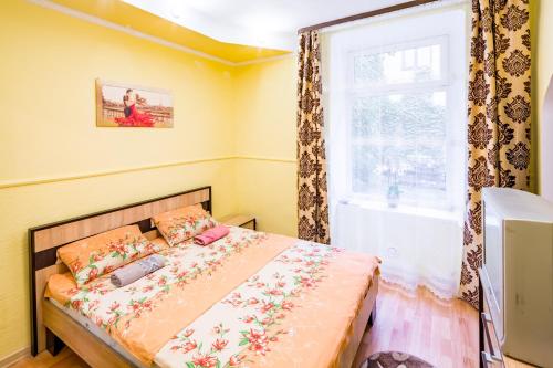 リヴィウにある1 bedroom apartment on Horodetskaya119のベッドルーム(ベッド1台、窓付)
