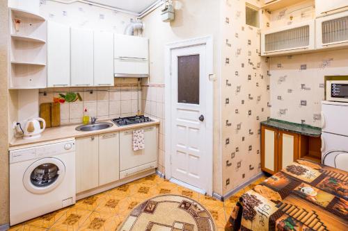 リヴィウにある1 bedroom apartment on Horodetskaya119の小さなキッチン(シンク、洗濯機付)