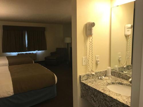 Bathroom sa AmericInn by Wyndham Hotel and Suites Long Lake