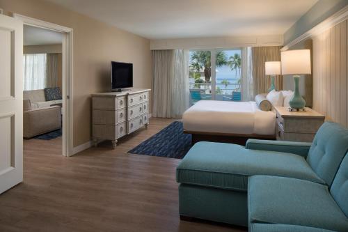 Ein Bett oder Betten in einem Zimmer der Unterkunft Edgewater Beach Hotel