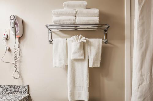 a group of towels on a towel rack in a bathroom at Third Street Inn in McCall