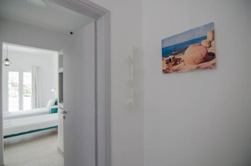a white room with a painting on the wall at Hotel Delfini in Mylopotas
