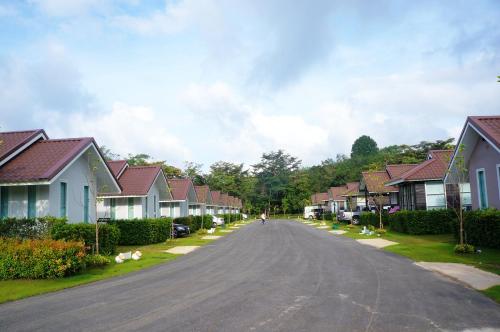 a street of houses in a residential neighborhood at Chanpraya Resort in Chanthaburi