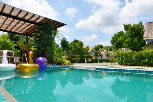 Bazén v ubytovaní Chanpraya Resort alebo v jeho blízkosti