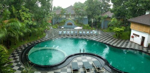 een uitzicht over een zwembad voor een huis bij Elephant Court Thekkady in Thekkady