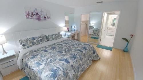 Giường trong phòng chung tại Downtown Hollywood Boutique Hotel