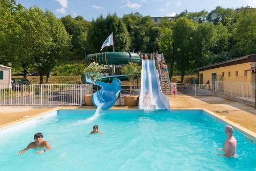 un gruppo di persone in una piscina con scivolo d'acqua di Camping RCN La Bastide en Ardèche a Sampzon