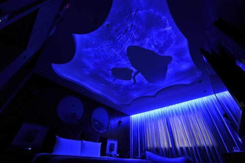 a room with a blue ceiling with a fish on it at ZJ Motel in Hsinchu City