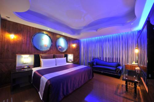 una camera con un grande letto e un soffitto blu di ZJ Motel a Hsinchu