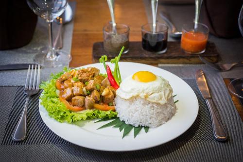 ホテルの敷地内または近くでの食事または食べ物