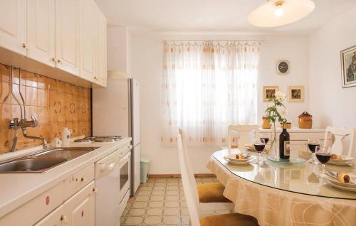 eine Küche mit einer Spüle und einem Tisch mit Gläsern Wein in der Unterkunft Holiday Home Ruzic in Ružić