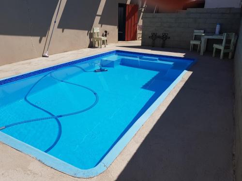 ein großer blauer Pool in der Mitte eines Hauses in der Unterkunft Grunau Country Hotel in Grünau