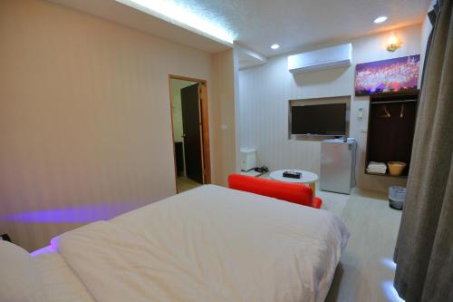 Una cama o camas en una habitación de Jung Le Su Ba B&B