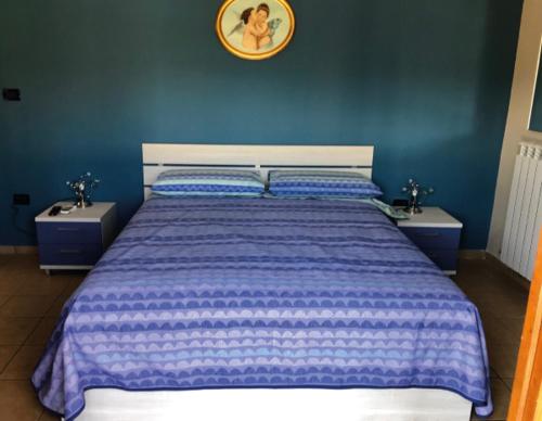 レンデにあるSoleLuna B&Bの青い壁のベッドルーム1室(大型ベッド1台付)