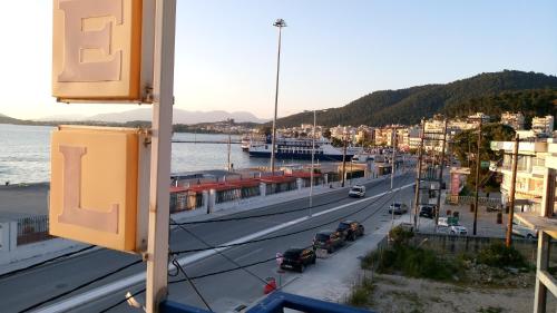 vistas a una calle con coches en la carretera en Hotel Oscar, en Igoumenitsa