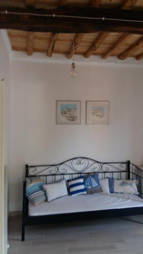 a bedroom with a black bed with pillows on it at Prima Fila in Lerici