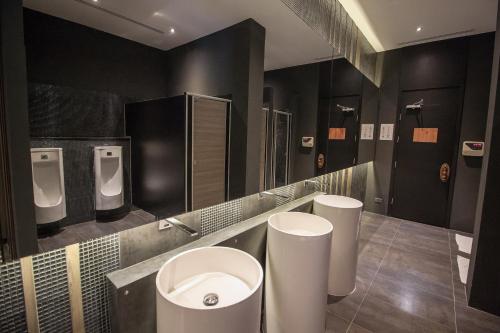 a bathroom with two sinks and two urinals at S Hadyai Hotel in Hat Yai