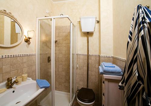 ein Badezimmer mit Dusche, Toilette und Waschbecken in der Unterkunft La Corte De' Vasari in Bevagna
