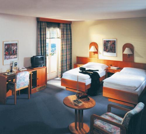 Zwönitz的住宿－Hotel Stadt Zwönitz Josiger GbR，酒店客房设有两张床和电视。